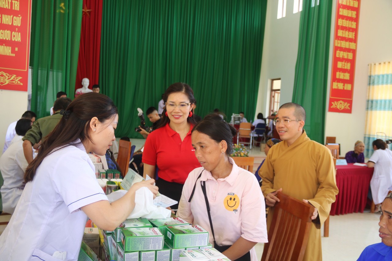 Lạng Sơn: Ban Trị sự Phật giáo tỉnh thăm và tặng quà các gia đình có công với cách mạng