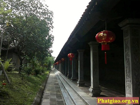 Hiện nay, nhiều chùa trang trí đèn lồng đỏ.