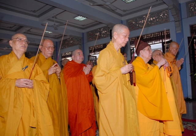 Chư tôn đức giáo phẩm niêm hương tưởng niệm