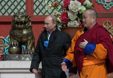 Putin cho biết chính phủ liên bang và chính quyền khu vực luôn sẵn sàng hỗ trợ các tín đồ Phật giáo. Vladimir Putin đang được thầy tu Damba Ayusheyev dẫn đi thăm chùa.