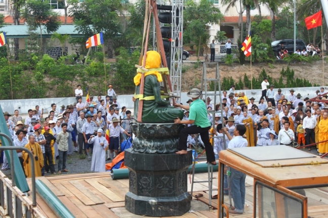 Tôn tượng Phật hoàng Trần Nhân Tông được đặt tại nghĩa trang Trường Sơn