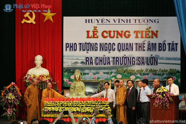 :ễ bàn giao pho tượng ngọc Phật Quán Thế Âm Bồ Tát cho đại diện tỉnh Khánh Hòa và huyện đảo Trường Sa