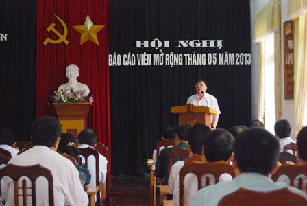 Đồng chí Phùng Thanh Kiểm thông báo nhanh kết quả Hội nghị lần thứ bảy Ban Chấp hành Trung ương Đảng khóa XI