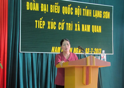 Bà Trần Thị Hoa Sinh giải đáp một số nội dung phản ánh của cử tri