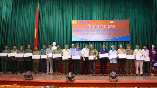 Tặng quà các nạn nhân chất độc da cam thành phố Lạng Sơn và huyện Cao Lộc