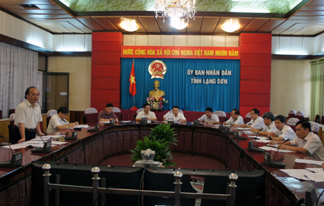 Đồng chí Phó Chủ tịch UBND tỉnh phát biểu kết luận phiên họp kiểm điểm dự án trọng điểm tháng 9/2013