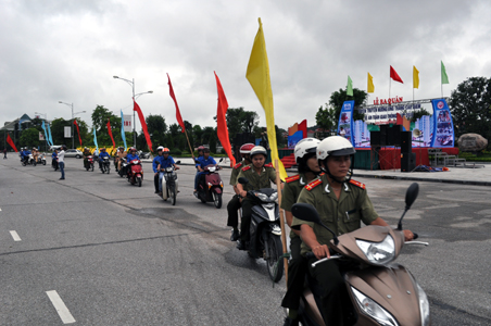 Thanh niên tuyên truyền ATGT
