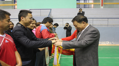 Đồng chí Nguyễn Thế Tuy trao cờ lưu niệm cho trưởng đoàn vận động viên Sở Kế hoạch & Đầu tư