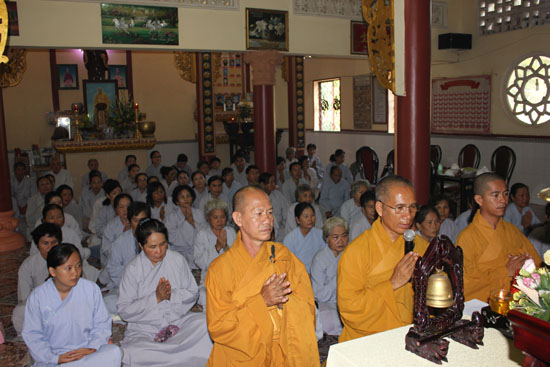 Thượng tọa trụ trì (giữa) cùng Tăng chúng, Phật tử tác bạch cung thỉnh chư tôn đức
