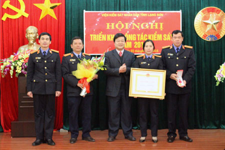 Đồng chí Vy Văn Thành trao Huân chương lao động hạng Ba cho VKSND tỉnh Lạng Sơn