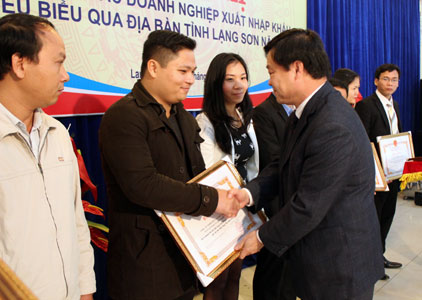 Đồng chí Vy Văn Thành tặng bằng khen cho các doanh nghiệp xuất nhập khẩu tiêu biểu