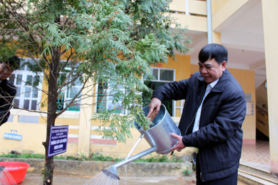 Đồng chí Bí thư Tỉnh ủy: Trồng cây đầu xuân cùng cán bộ nhân dân thành phố Lạng Sơn
