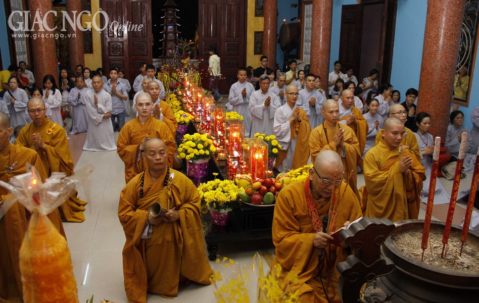 Hòa thượng trụ trì và Tăng chúng, Phật tử khai kinh Dược Sư đầu năm Giáp Ngọ