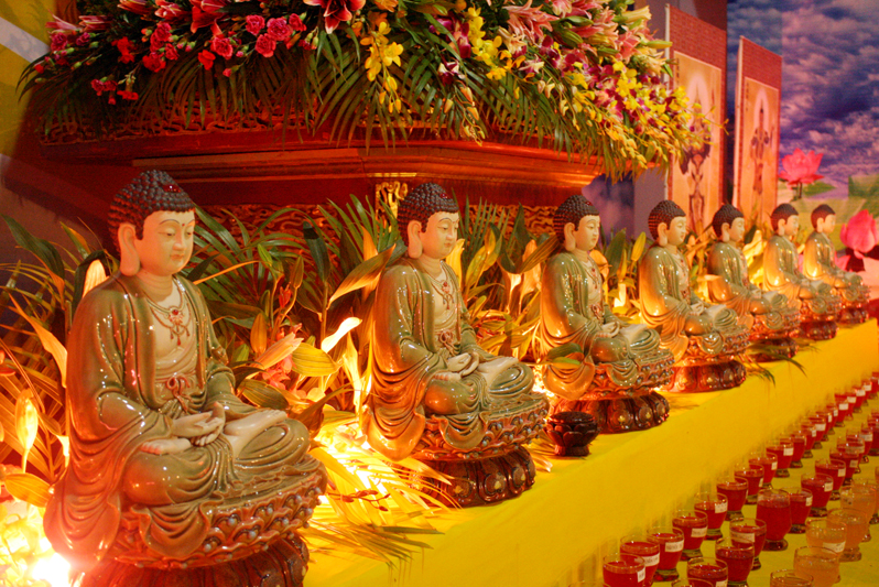 Bảy tôn tượng Đức Phật Dược Sư thiết trí trang nghiêm - Ảnh minh họa