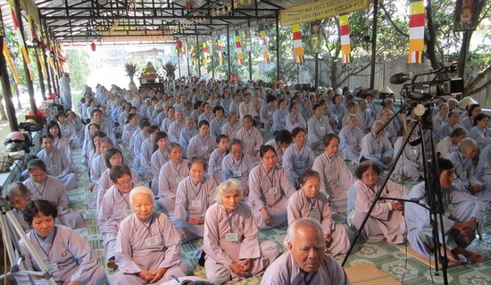 Phật tử chùa Minh Thiện nghe pháp