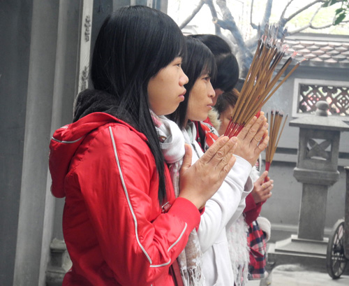 Đi lễ chùa cầu duyên đã trở thành niềm tin tín ngưỡng với nhiều bạn trẻ. Ảnh: Nguyễn Hòa.