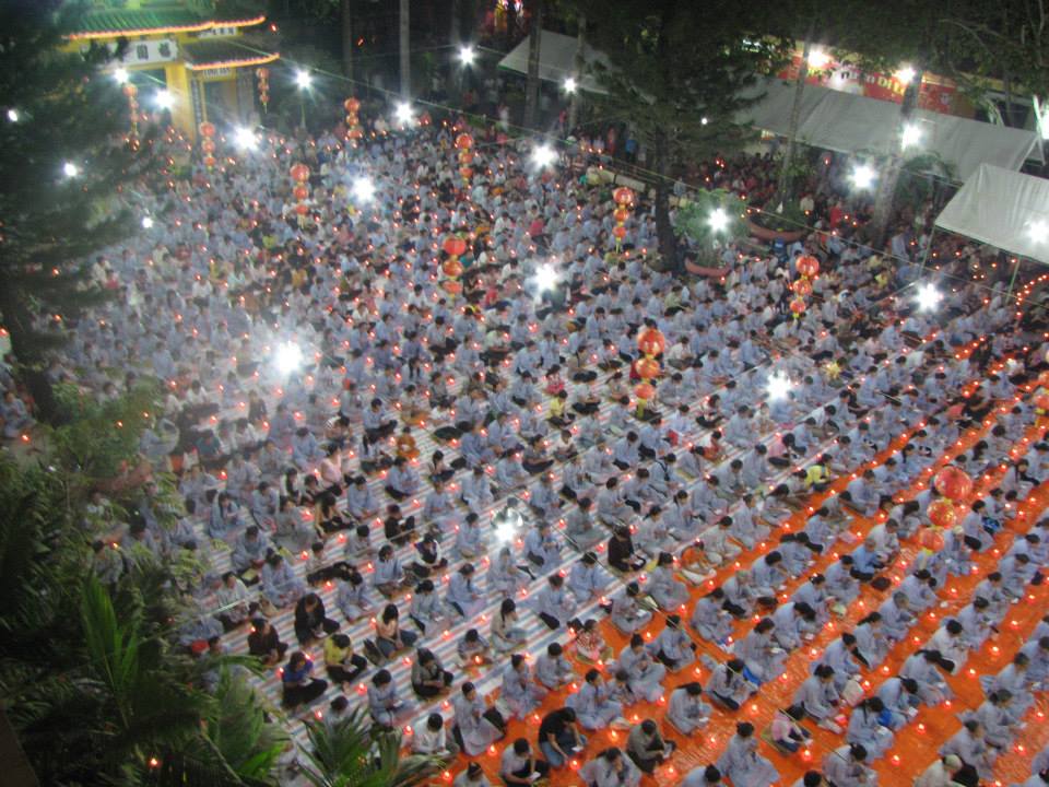 1.000 người về chùa Phước Viên đốt nến cầu nguyện