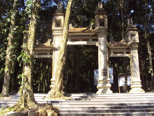 Cổng đền Thượng giữa rừng già.