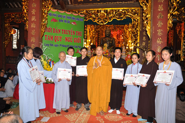 Đại đức Thích Quảng Truyền chụp hình lưu niệm cùng các vị Phật tử tân quy