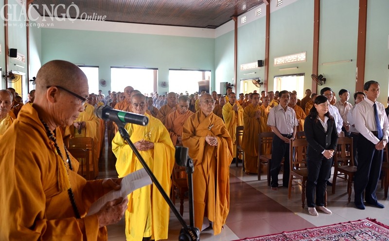 HT.Thích Thiện Thành cung tuyên tiểu sử và tưởng niệm Đại lão Hòa thượng