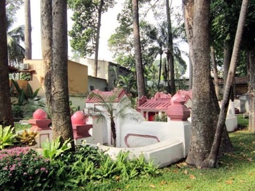 Ngôi mộ đôi bằng ô dước ở giữa lòng công viên Tao Đàn, TP.HCM.