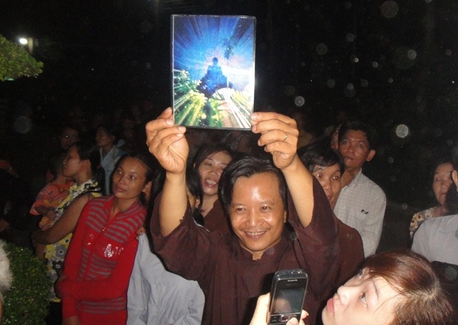 Nhiều người chuyền tay nhau, hình ảnh được cho là “chụp” lại cảnh đức Phật hiển linh