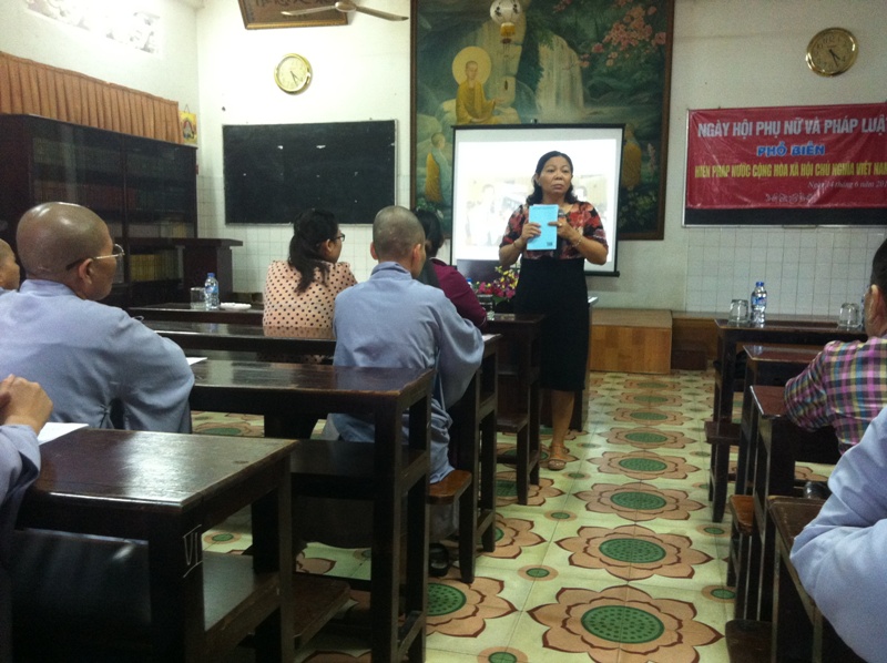 Th.S Đinh Thị Thu Trang báo cáo tại buổi gặp mặt và Ni chúng chùa Phước Viên