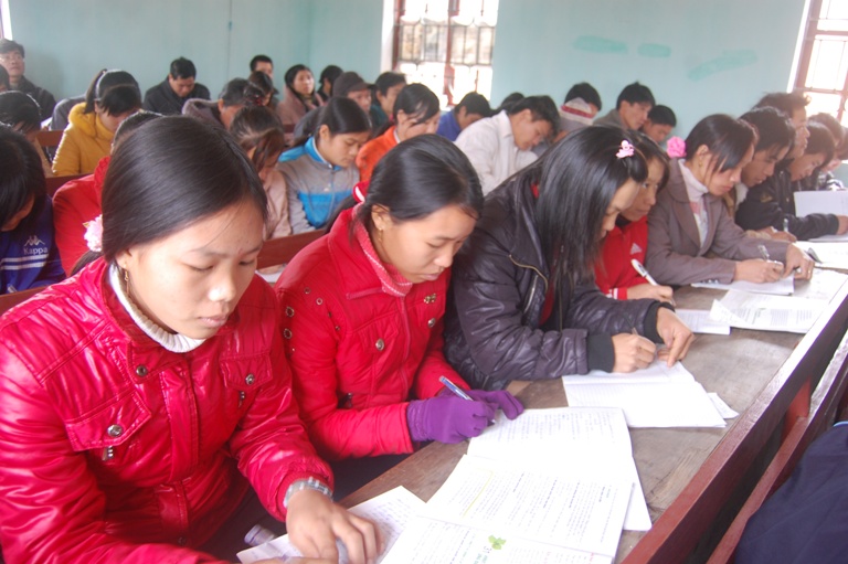 Học sinh bổ túc cụm xã thuộc Trung tâm GDTX Lộc Bình trong giờ học trực tuyến