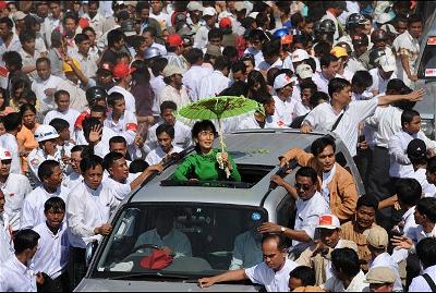 Nữ Phật tử Aung San Suu Kyi - vị lãnh đạo đất nước Myanmar chiêm bái đất Phật