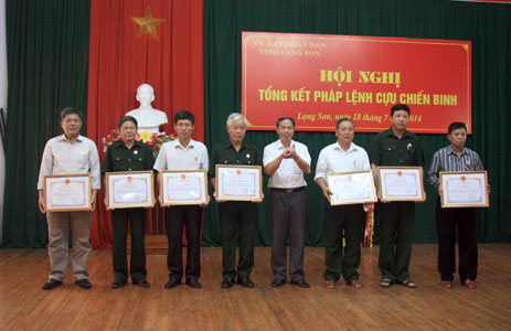 Đồng chí Nguyễn Văn Bình trao bằng khen cho các tập thể