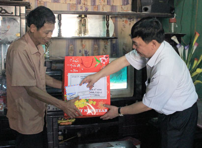 Lãnh đạo tỉnh thăm tặng quà các gia đình chính sách
