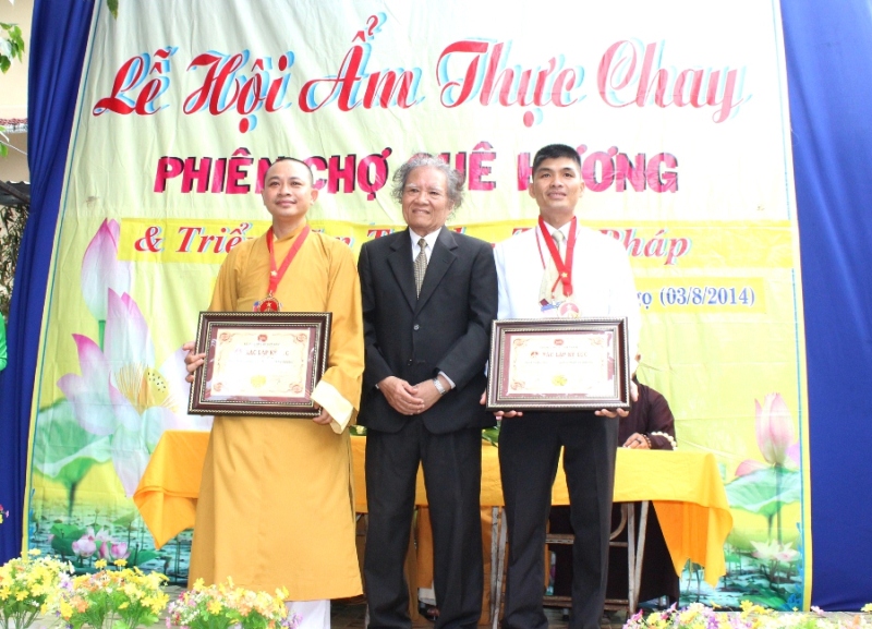 Ông Trần Thanh Phương (giữa) trao xác lập kỷ lục tới ĐĐ.Thích Quảng Tiến và nhà thư pháp Võ Dương