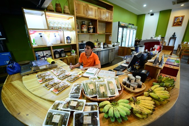Ngoài cơm chay, bà Hương còn mở thêm một cửa hàng thực phẩm sạch phục vụ nhu cầu ăn chay thực dưỡng. Ảnh: Tuấn Mark.