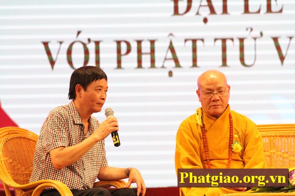 Nhà báo Thái Hà chia sẻ trong buổi giao lưu