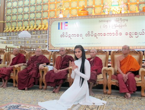 Trương Thị May tháp tùng sư thầy về Myanmar