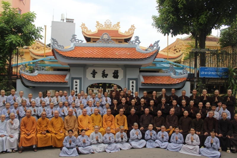 Lớp sơ cấp Phật học Q.3 chụp ảnh lưu niệm với Ban chủ nhiệm, chư tôn đức giáo thọ nhân ngày Nhà giáo Việt Nam  2013 - Ảnh: Ngọc Đại