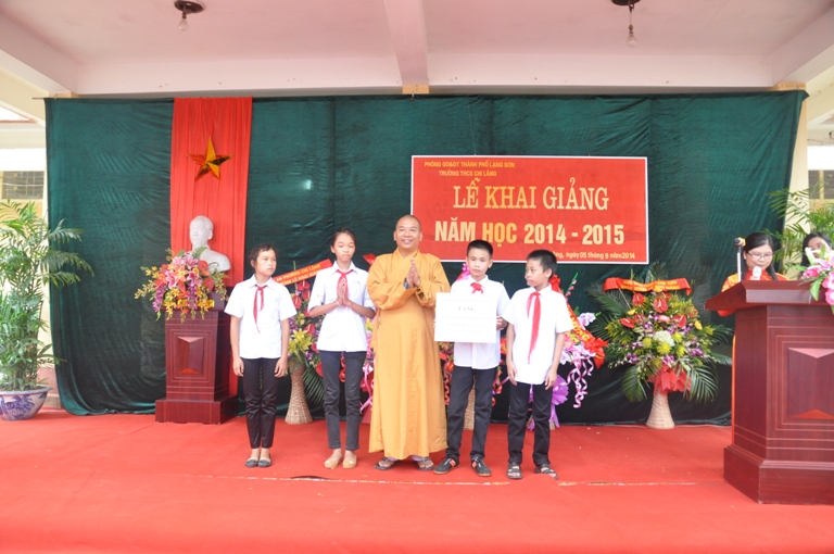 Lãnh đạo Phật giáo tỉnh dự Khai giảng, tặng quà khuyến học Năm học mới