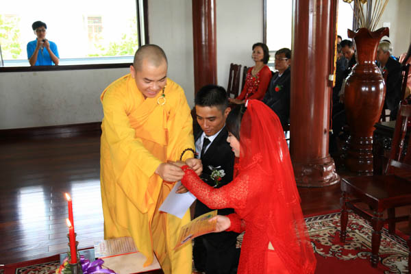 ĐĐ.Thích Thông Đạo trao quà cưới cho Phật tử quy y tại bổn tự Bà Đa
