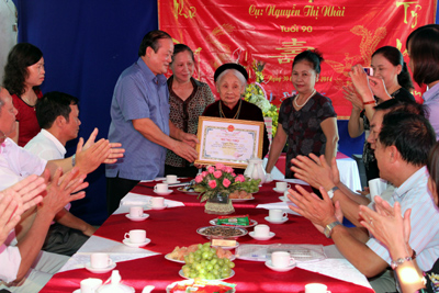 Mừng thọ cụ Nguyễn Thị Nhài, khối 10, phường Vĩnh Trại, thành phố Lạng Sơn