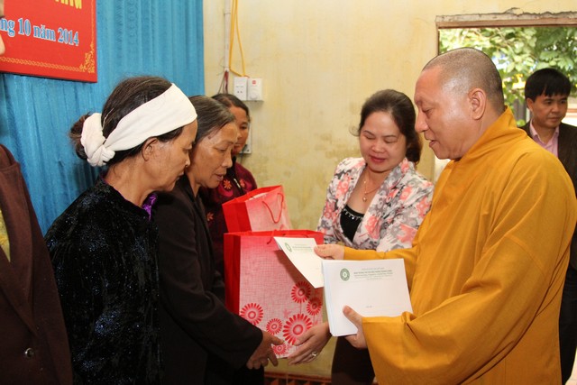 Cao Bằng: Ban Thông Tin Truyền Thông GHPGVN tặng quà các hộ gia đình nghèo