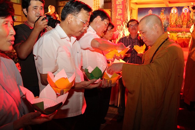 Chùm Ảnh: Lễ thả hoa đăng tại chùa Phúc Lộc – Nam Định