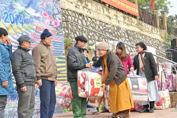 Lạng Sơn: Ban Trị sự GHPGVN tỉnh tặng quà cho các hộ nghèo huyện Đình Lập
