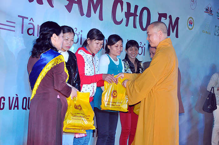 Hà Nội: Đêm giao lưu văn nghệ từ thiện “Chăn ấm cho em” tại chùa Pháp Vân