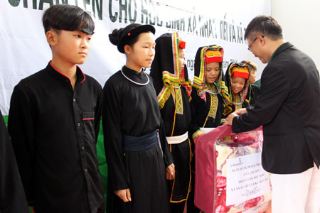 Giám đốc Ngân hàng VietcomBank Chi nhánh Lạng Sơn trao chăn ấm cho các em học sinh