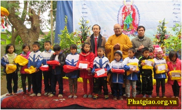 Nhiều đoàn từ thiện Phật giáo đã tổ chức trao quà cho học sinh trước dịp Tết