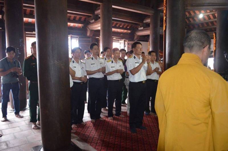 Đại tá Bùi Huy Đổ và các chiến sĩ dâng hương tại chánh điện chùa Sơn Ca