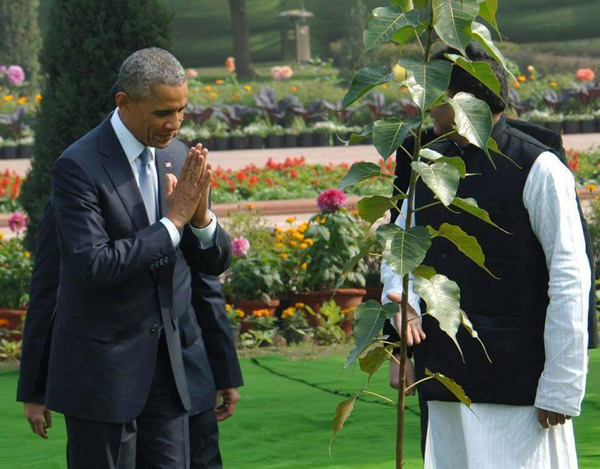 Tổng thống Mỹ Obama kính cẩn trồng cây Bồ đề tại Ấn Độ