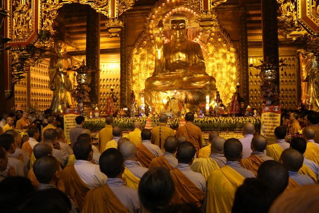 Chùm ảnh: Phó chủ tịch nước Nguyễn Thị Doan cung tiến Xá lợi Phật về chùa Bái Đính - Ninh Bình