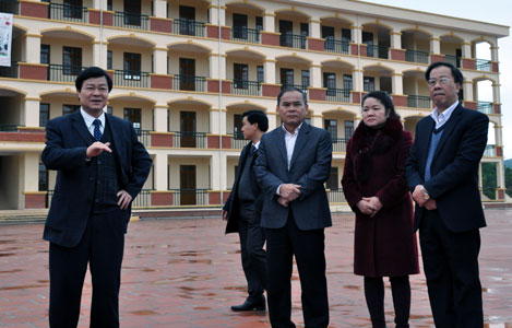 Đồng chí Chủ tịch UBND tỉnh (ngoài cùng bên trái) kiểm tra công trình Trường PTTH xã Tân Thành