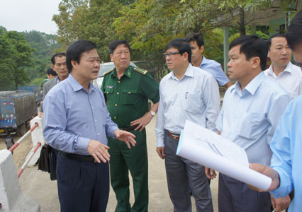 Đồng chí Chủ tịch UBND tỉnh (người ngoài cùng bên trái) trao đổi với các lực lượng chức năng tại cửa khẩu Bảo Lâm về thực hiện các công trình xây dựng và xuất nhập khẩu hàng hóa